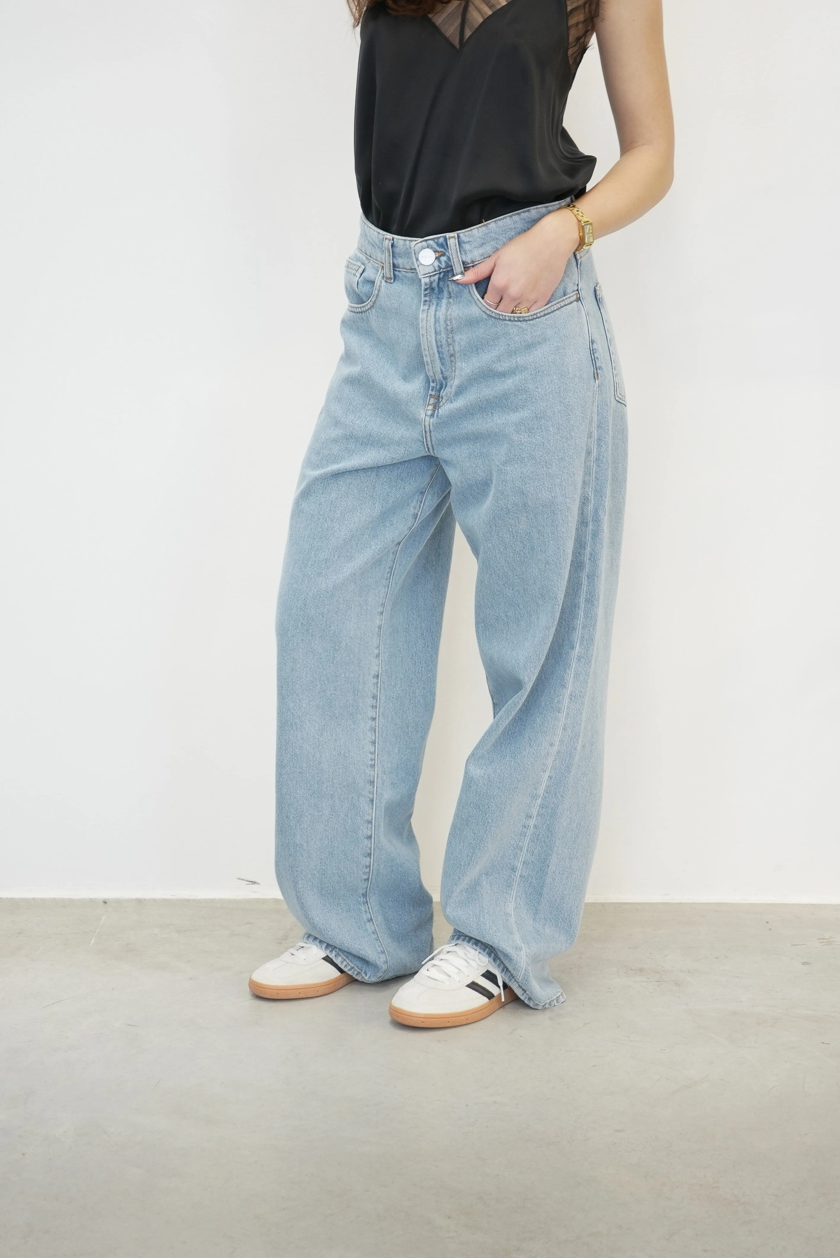 RELAXED WIDE LEG DENIM